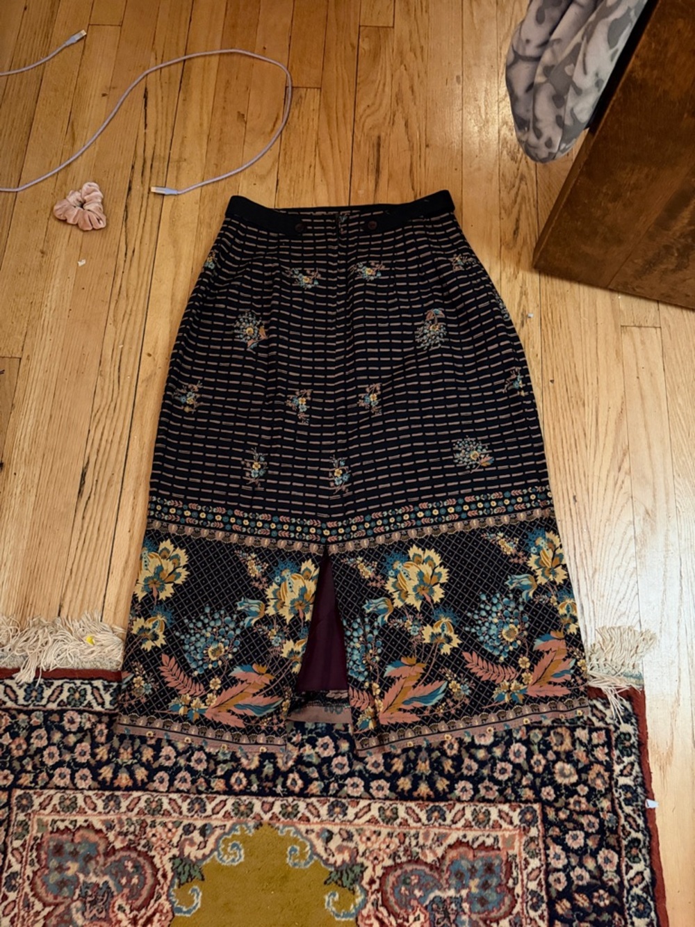 VINTAGE High-Waist Floral Print Midi Skirt in Black
